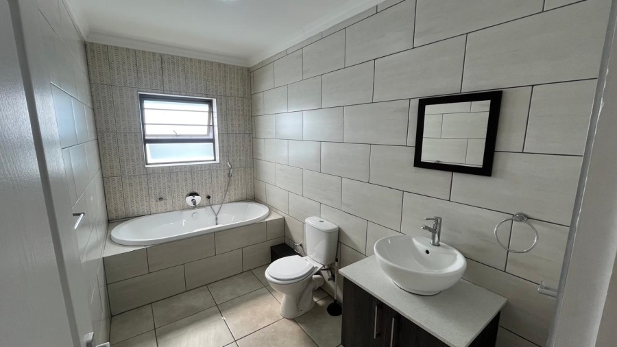 To Let 4 Bedroom Property for Rent in Fountains Estate Eastern Cape